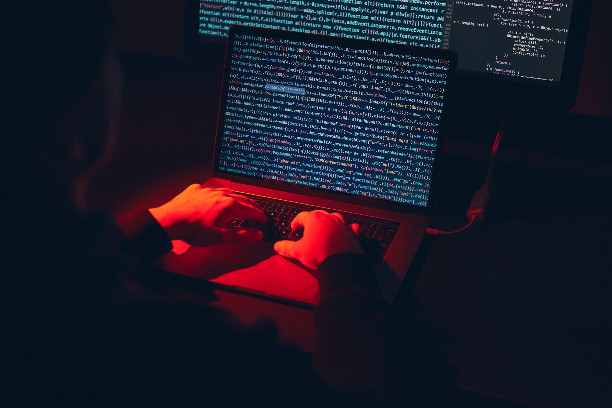 ransomware no backup arkentec blog pessoa desenvolvendo código em sala escura